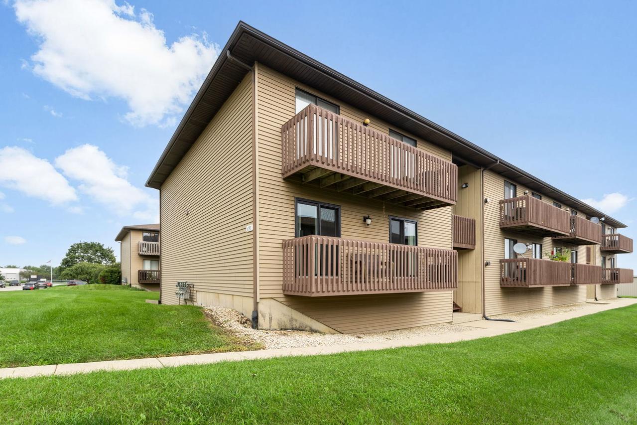 695 Dean Dr. #G, South Elgin, IL 60177
