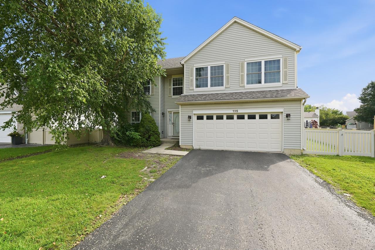135 Fairfield Dr., Romeoville, IL 60446
