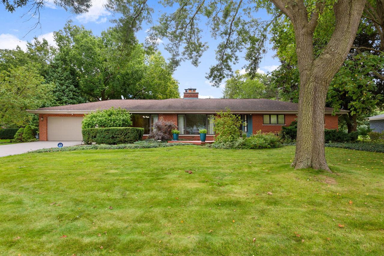 2327 S Circle Dr., Palatine, IL 60067