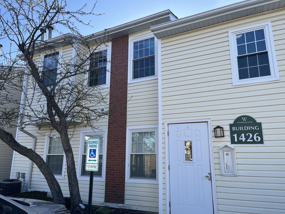 1426 E Wyndham Cir. #202, Palatine, IL 60074