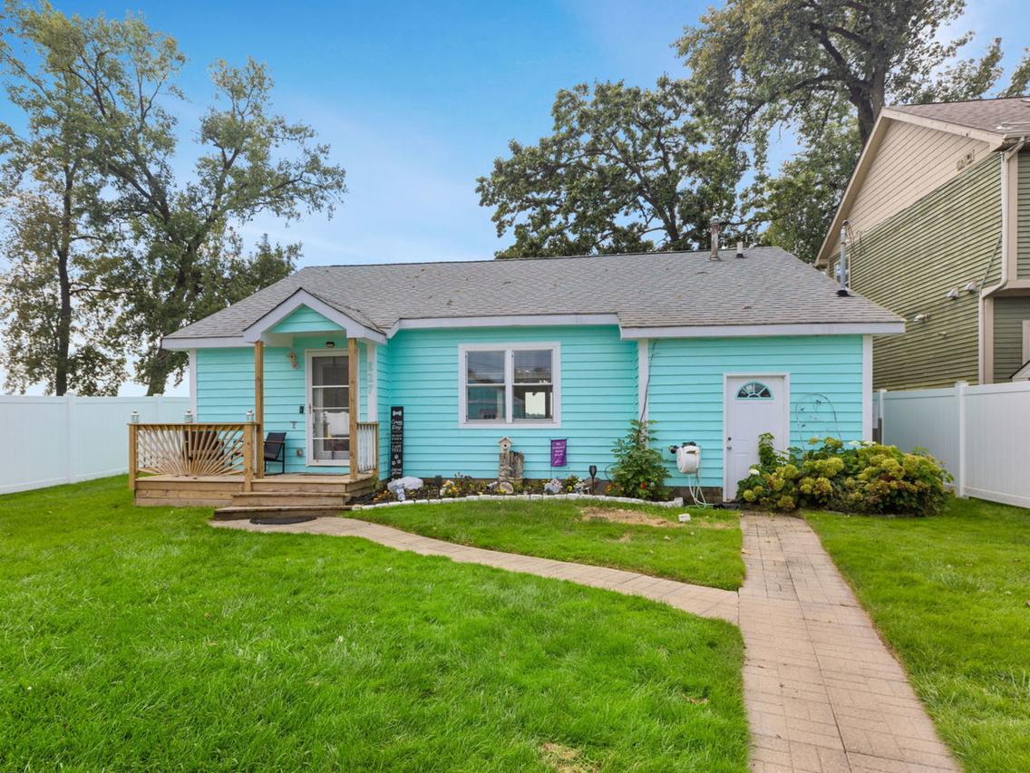 827 W Northeast Shore Dr., Mchenry, IL 60051