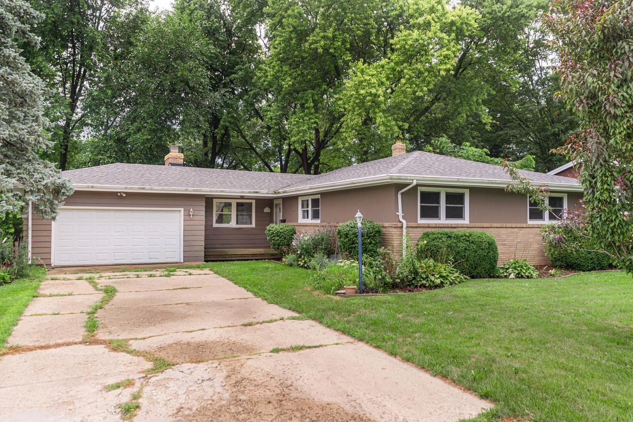 216 Fairmont Dr., Dekalb, IL 60115