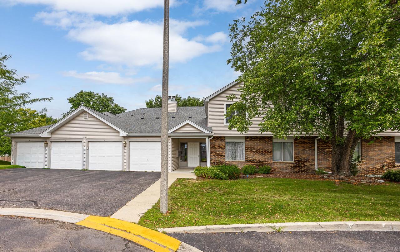 7020 Remington Ct. #101, Woodridge, IL 60517