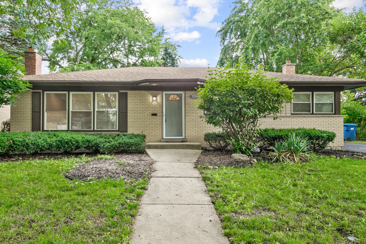 16927 Langley Ave., South Holland, IL 60473