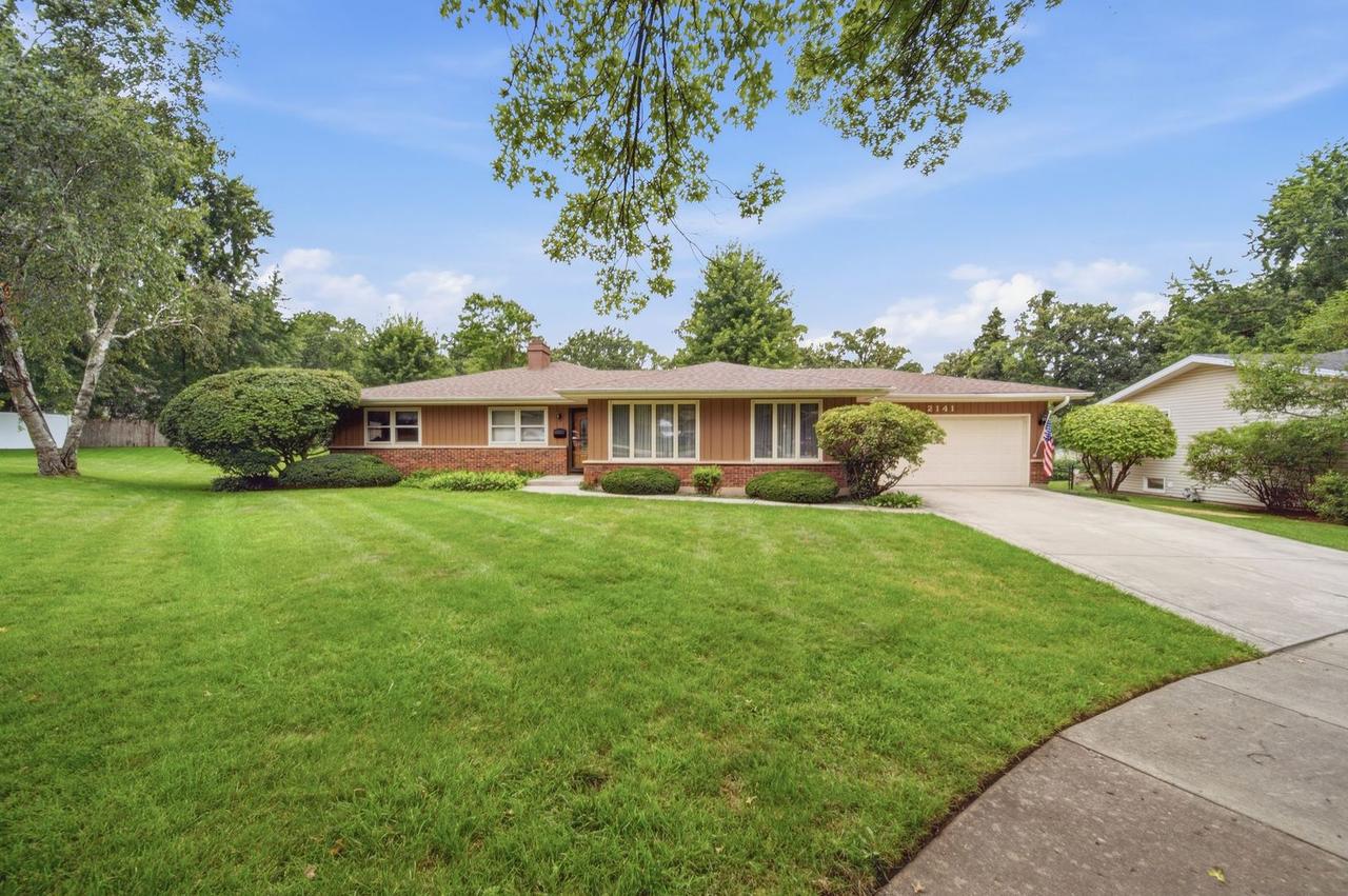2141 Country Knoll Ct., Elgin, IL 60123