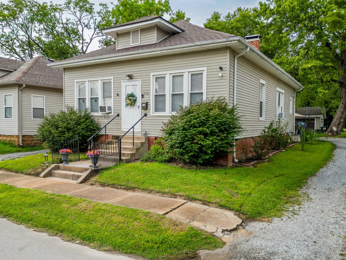 206 W White St., Marion, IL 62959