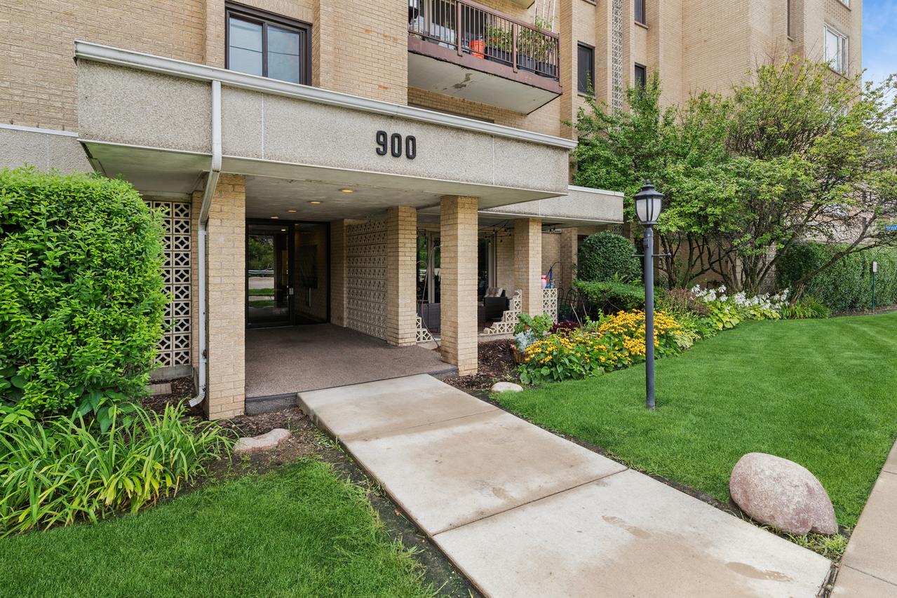 900 S River Rd. #4F, Des Plaines, IL 60016