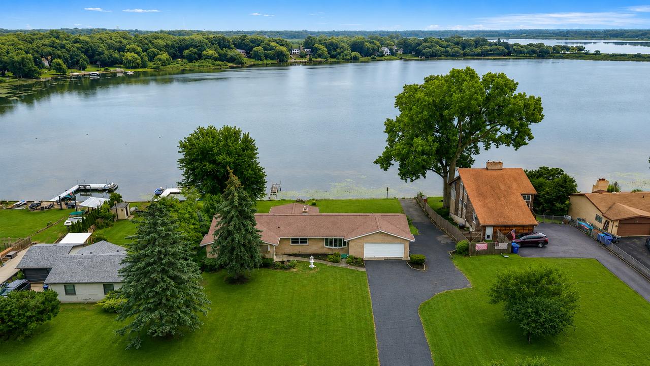 36897 N Nathan Hale Dr., Lake Villa, IL 60046