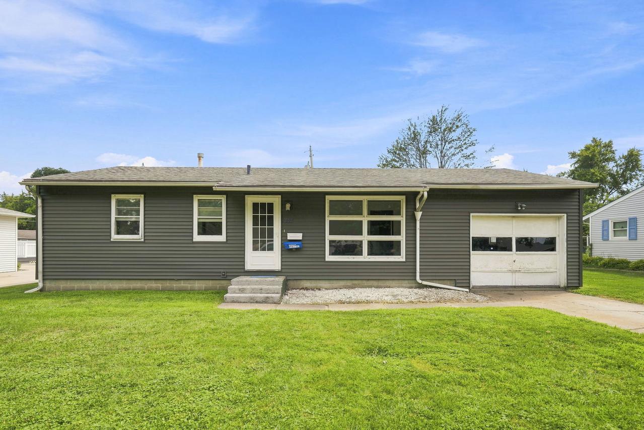 332 32nd Ave., East Moline, IL 61244