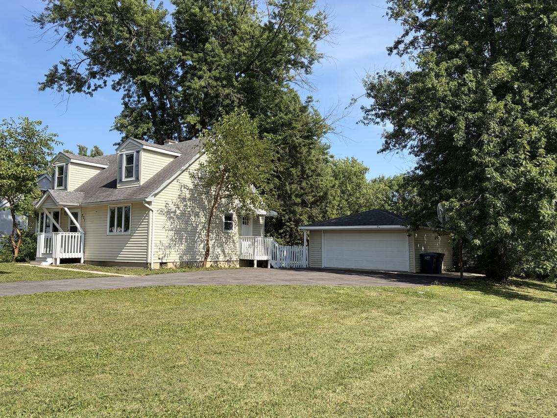 321 Janet Ave., Darien, IL 60561
