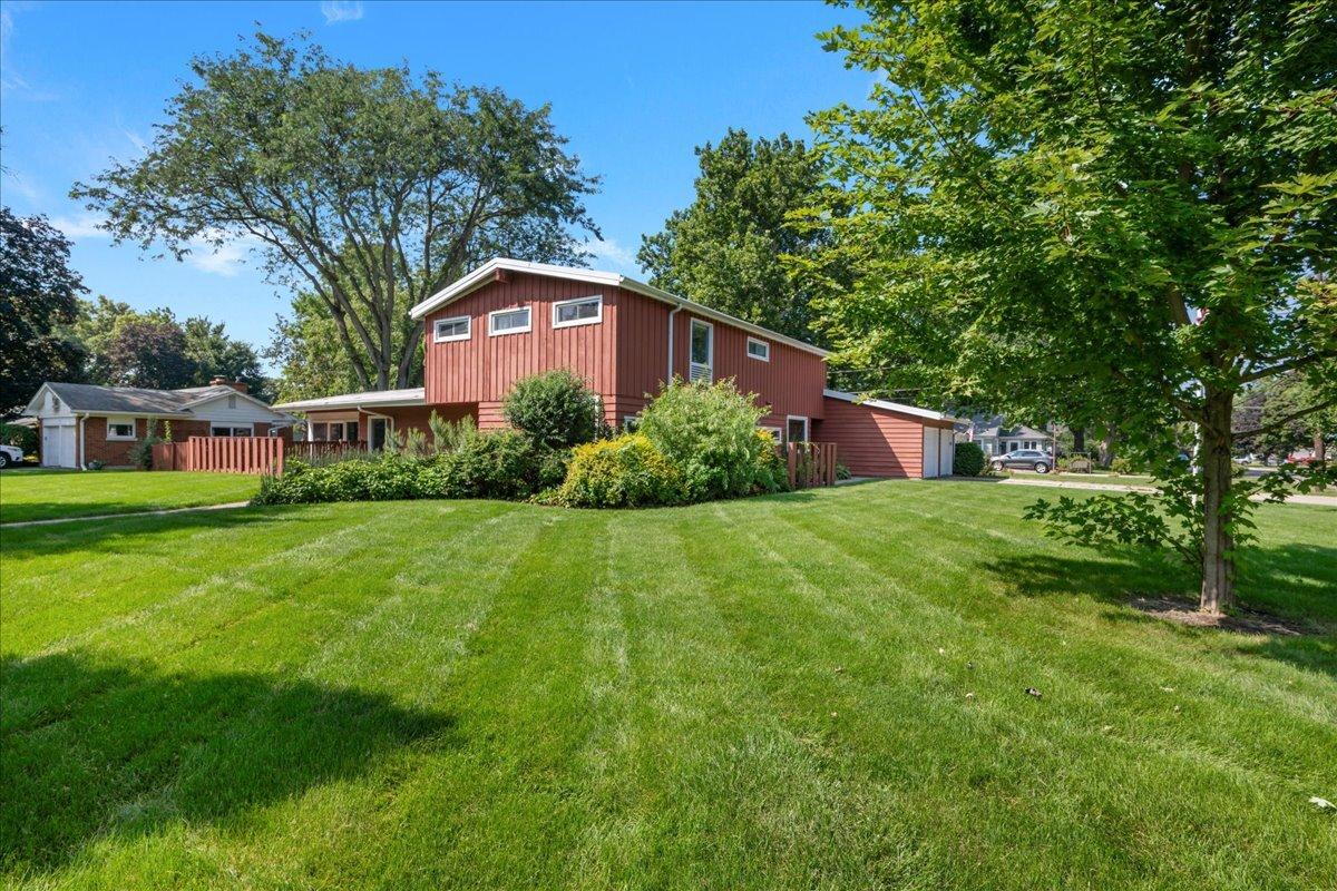 303 Central Ave., Aurora, IL 60506