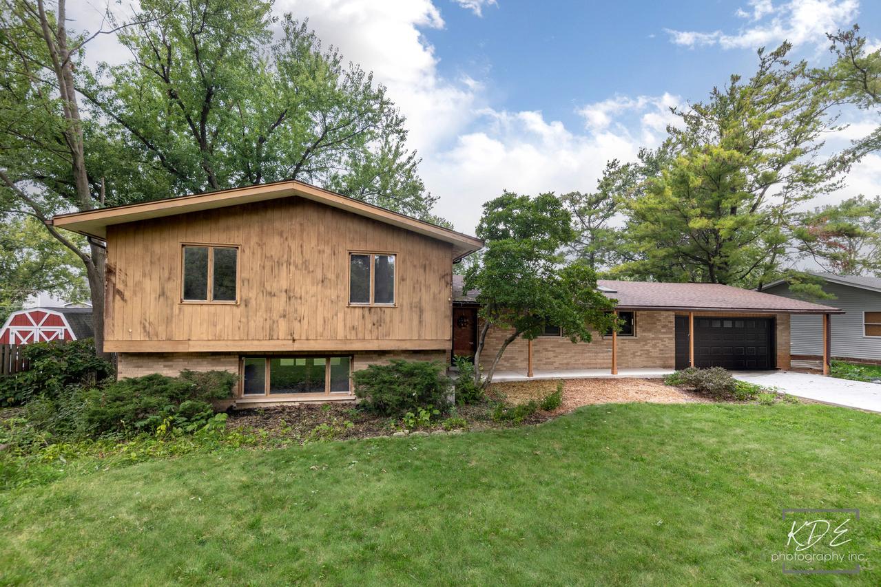 3S664 Delles Rd., Naperville, IL 60563