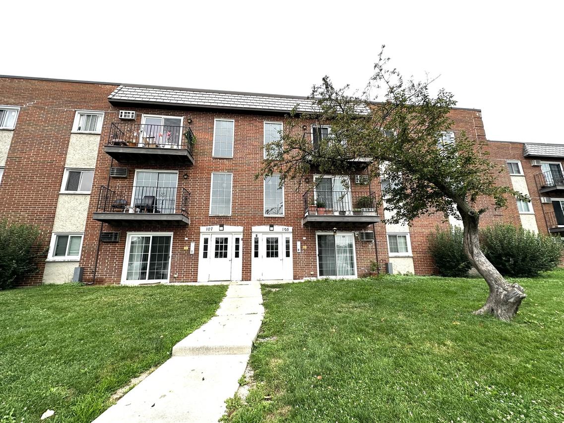 105 W Elk Tr., Carol Stream, IL 60188