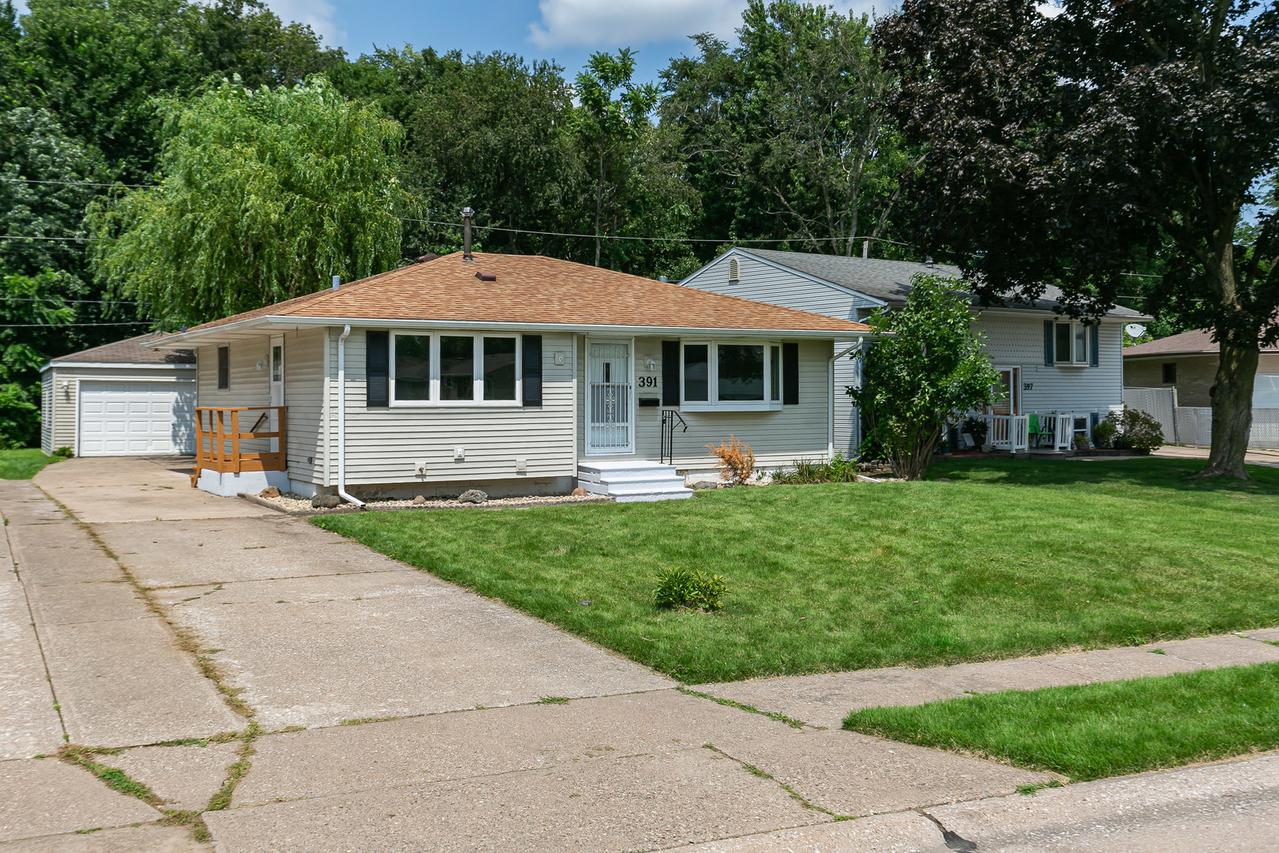 391 33rd Avenue Ct., East Moline, IL 61244