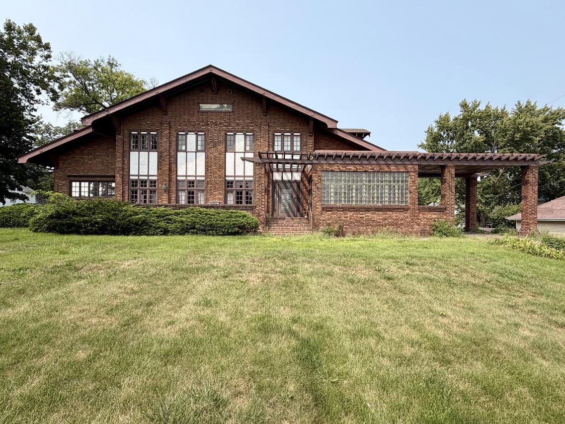 109 W Macon St., Clinton, IL 61727
