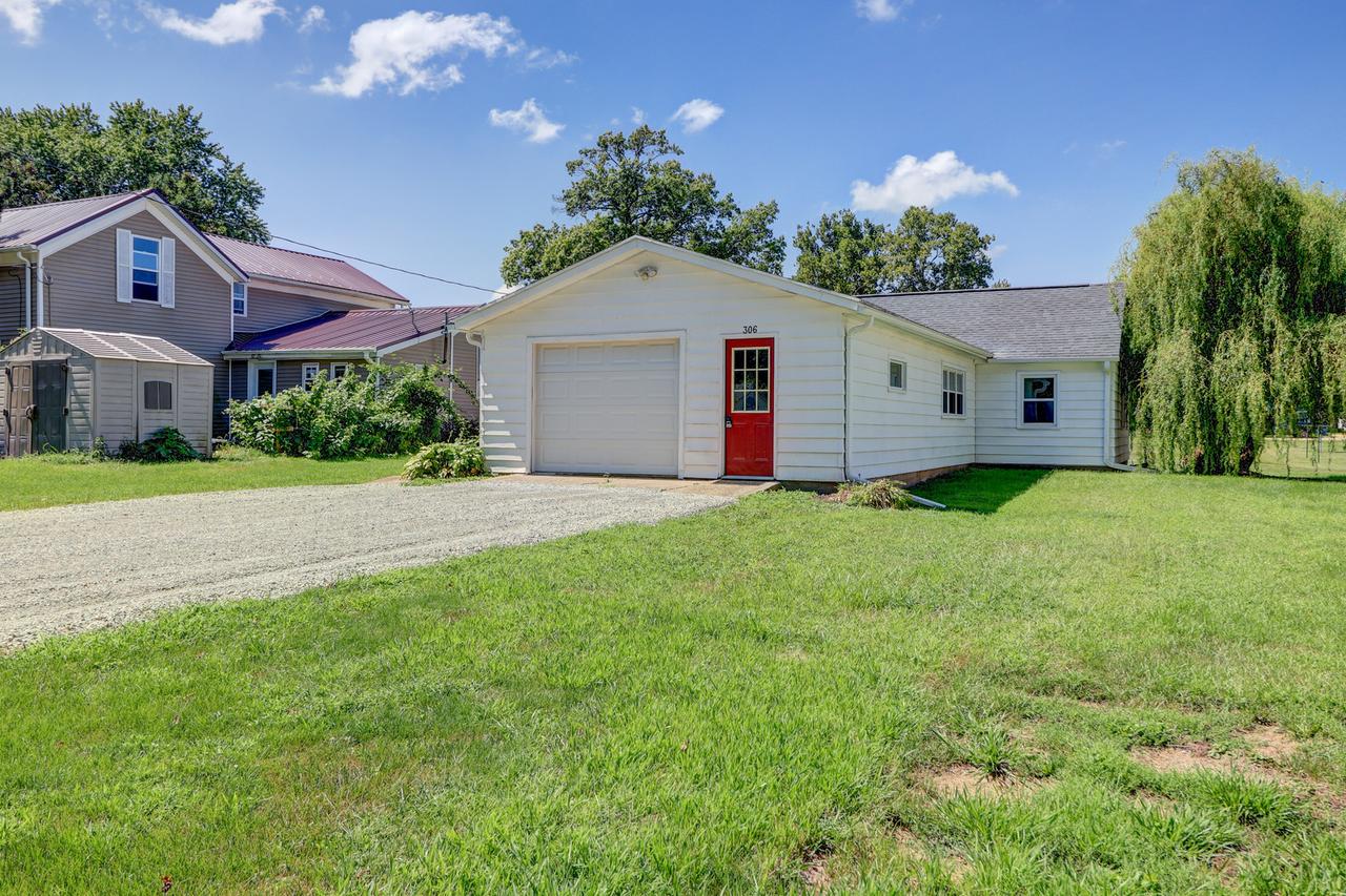 306 8th Ave., Albany, IL 61230