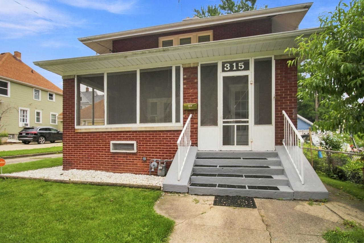 315 Center St., Waukegan, IL 60085