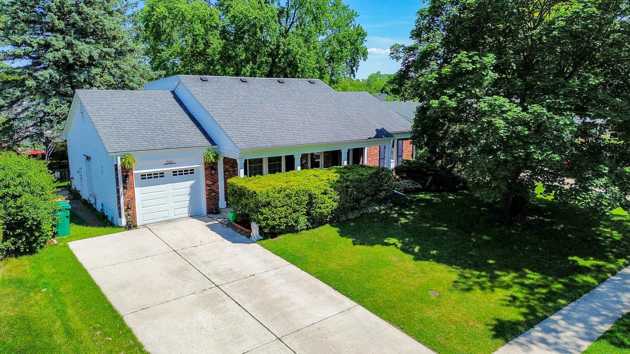 680 Indian Spring Ln., Buffalo Grove, IL 60089
