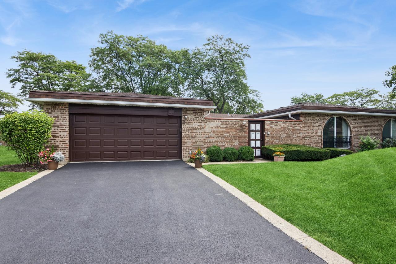 2417 Salceda Dr., Northbrook, IL 60062