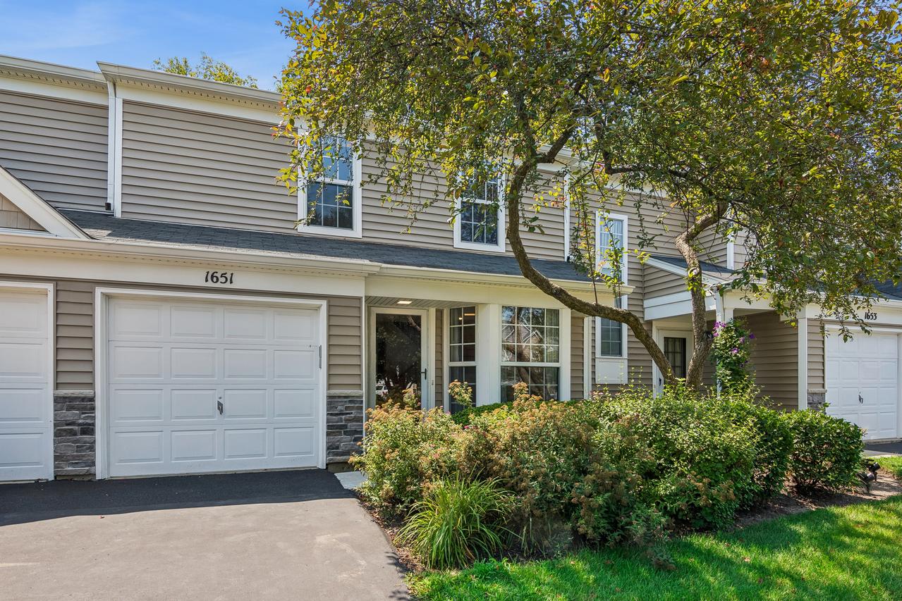 1651 College Green Dr., Elgin, IL 60123
