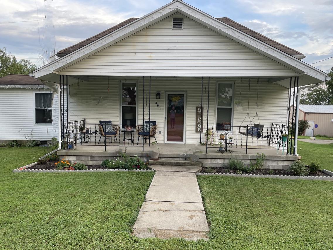 301 Gowdy St., Enfield, IL 62835