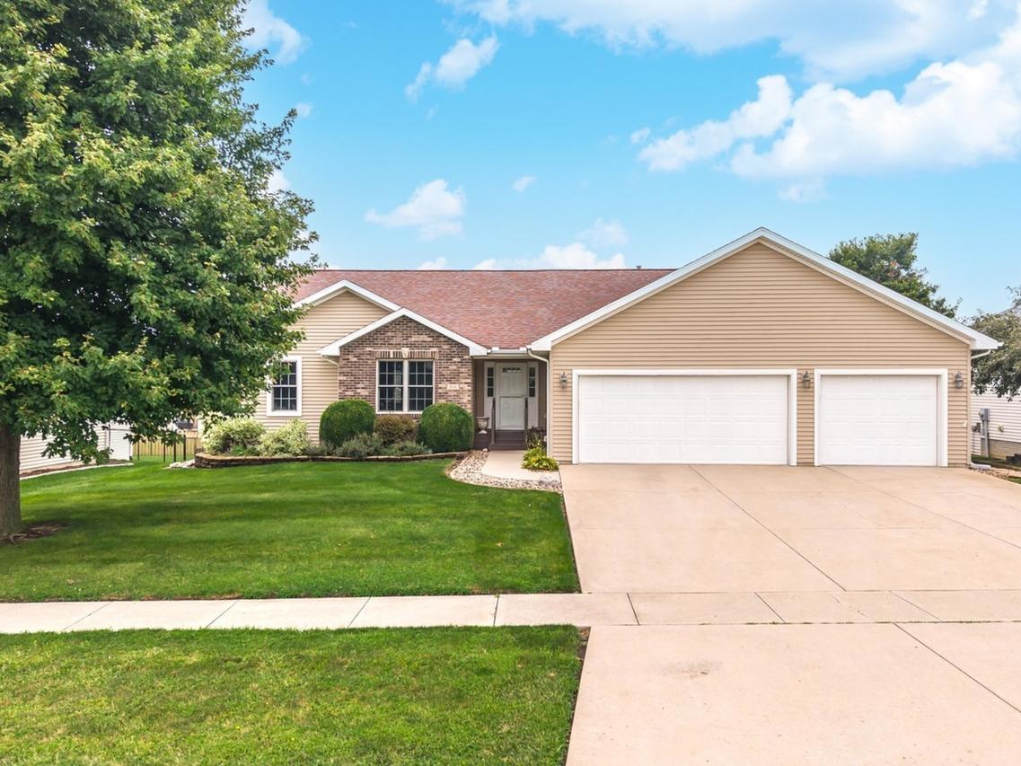 208 Whitetail Ln., Hudson, IL 61748