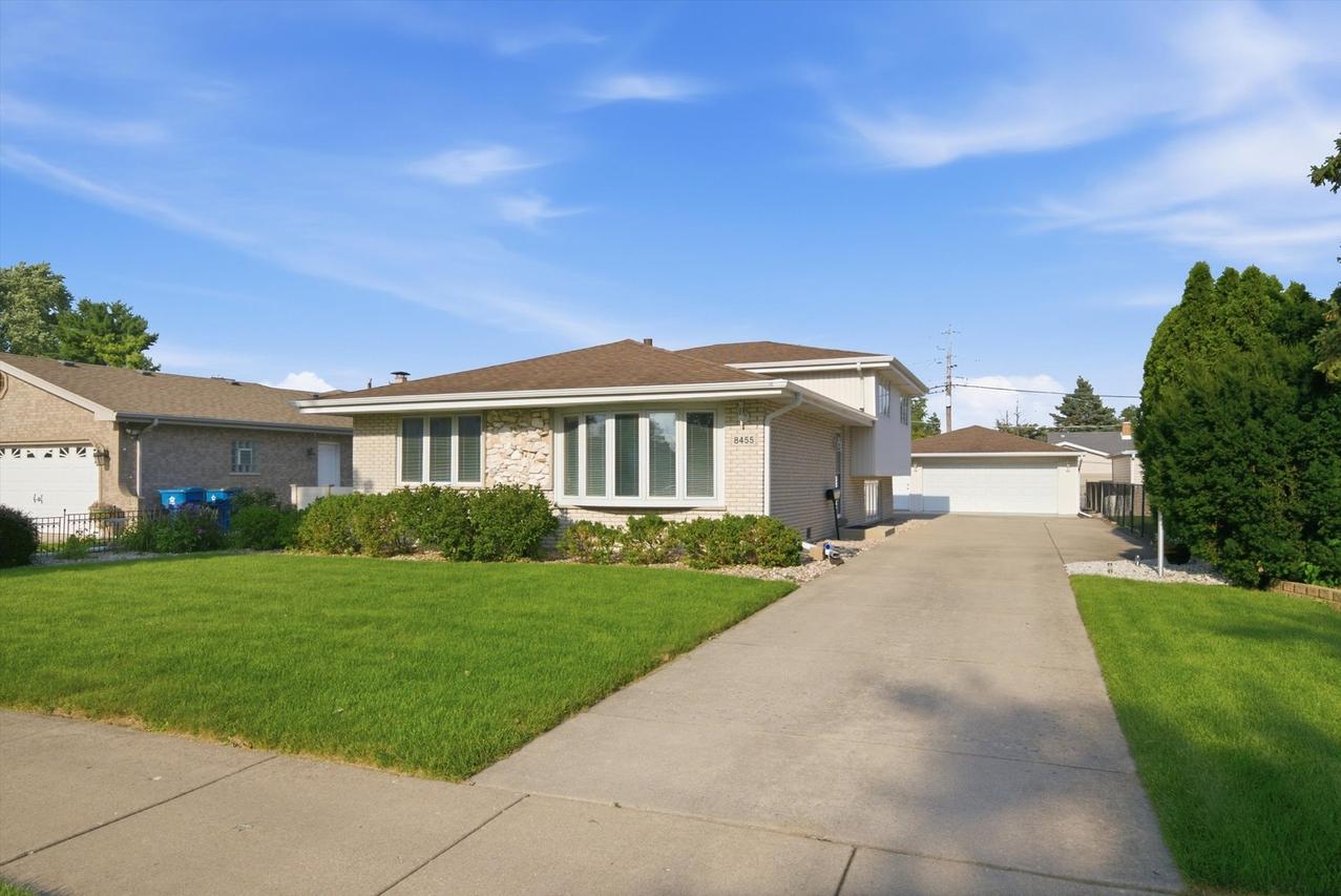 8455 Newland Ave., Burbank, IL 60459