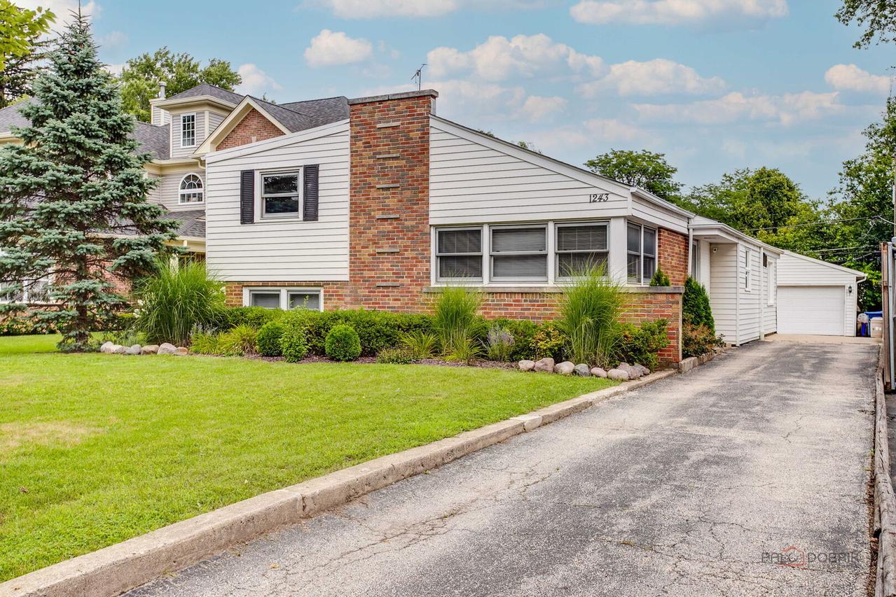 1243 Ridge Rd., Highland Park, IL 60035