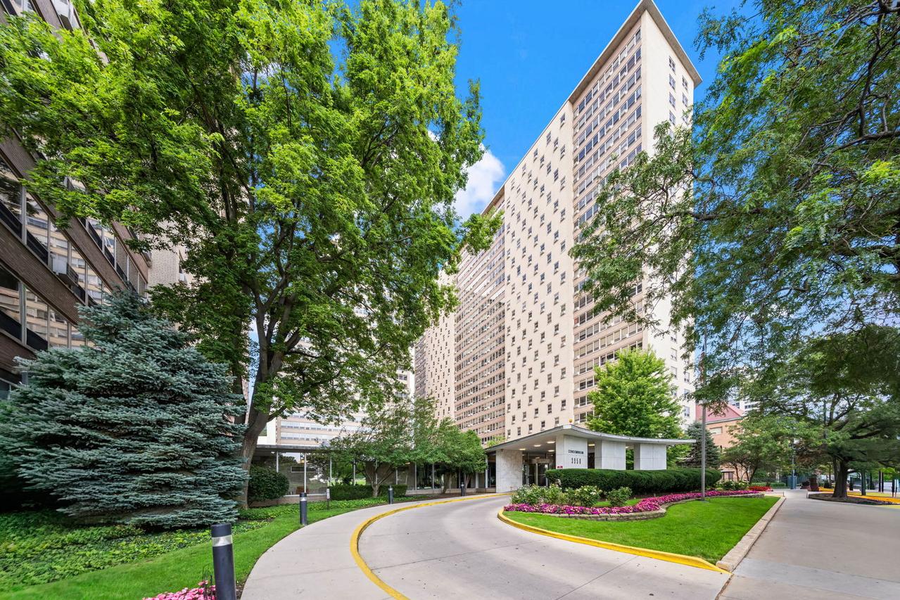 3950 N Lake Shore Dr. #1908, Chicago, IL 60613
