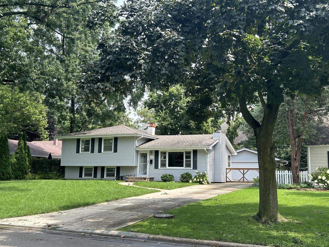 610 Sunset Dr., Naperville, IL 60540