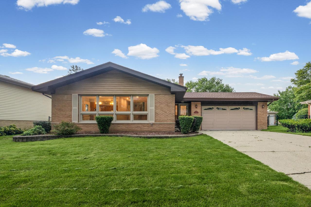 319 Gareth Ln., Schaumburg, IL 60193
