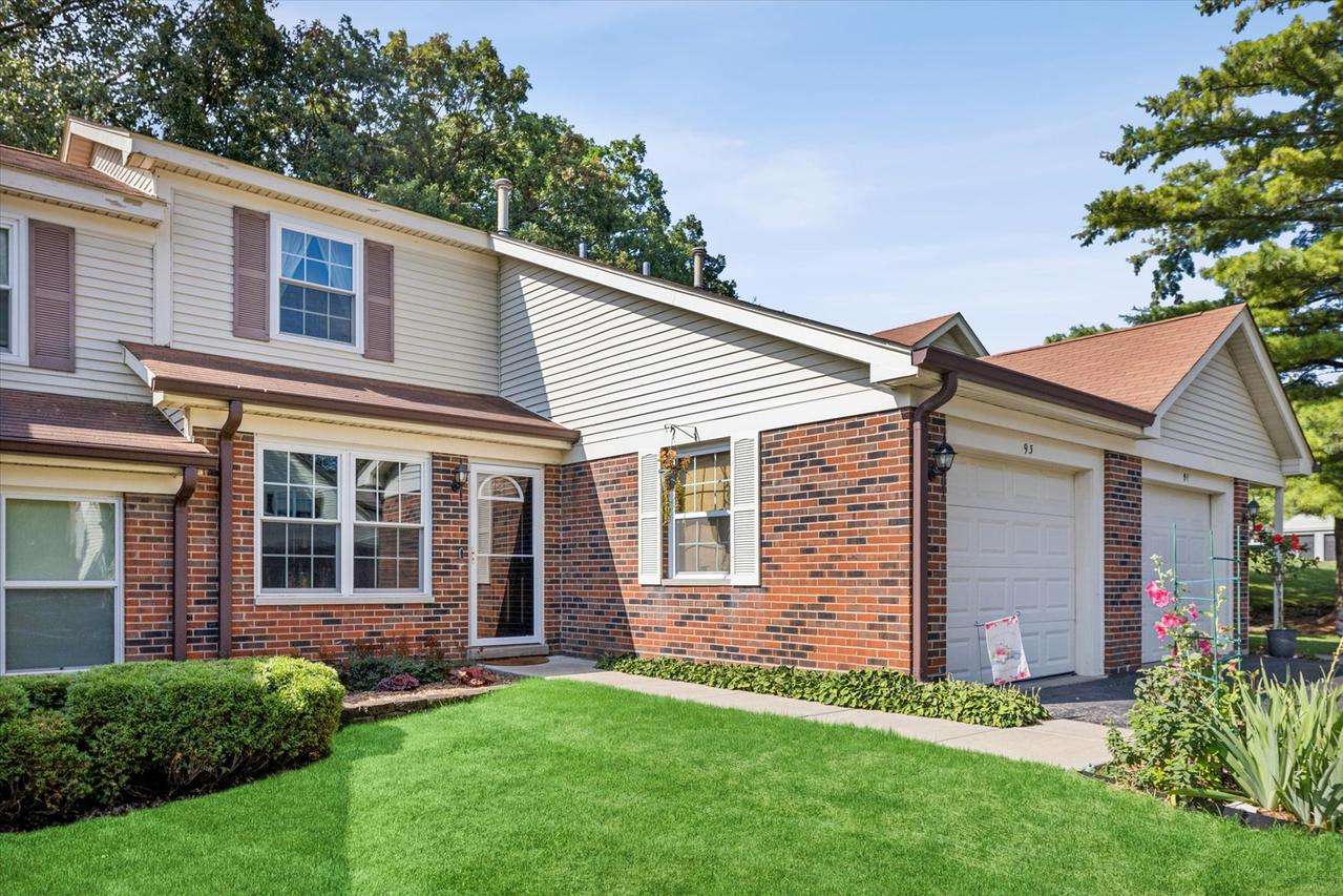 93 Pine Cir., Cary, IL 60013