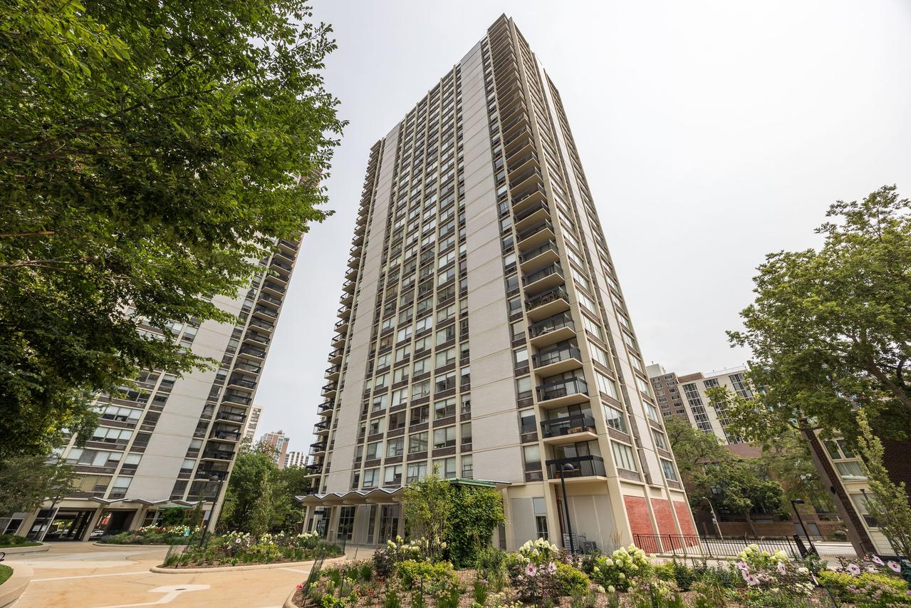 1355 N Sandburg Ter. #2206D, Chicago, IL 60610