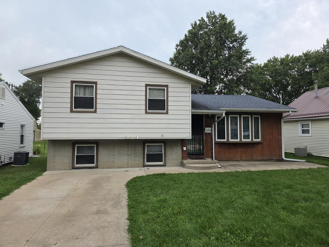 1807 18th Ave., Sterling, IL 61081