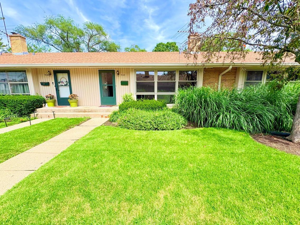 922 N Milwaukee Ave. #C, Libertyville, IL 60048