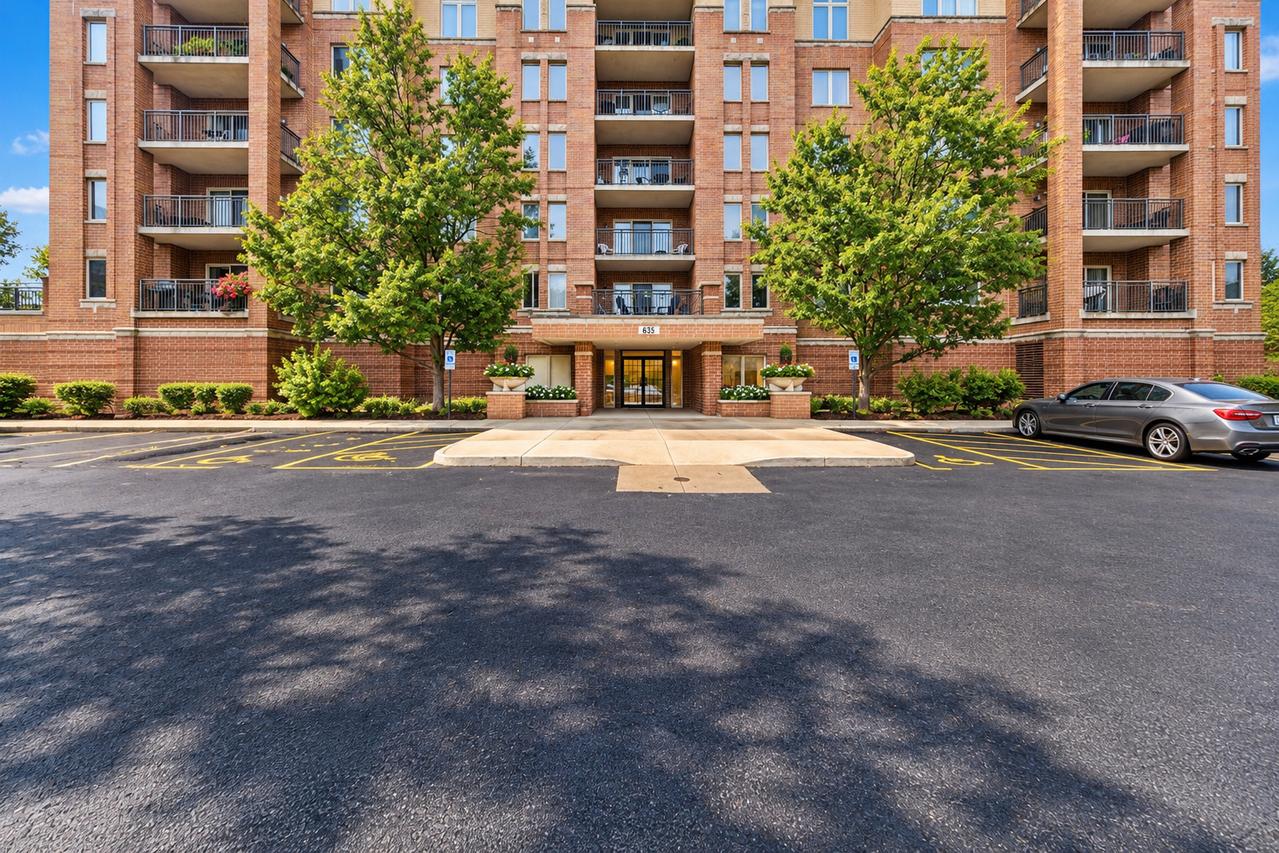 635 Perrie Dr. #605, Elk Grove Village, IL 60007