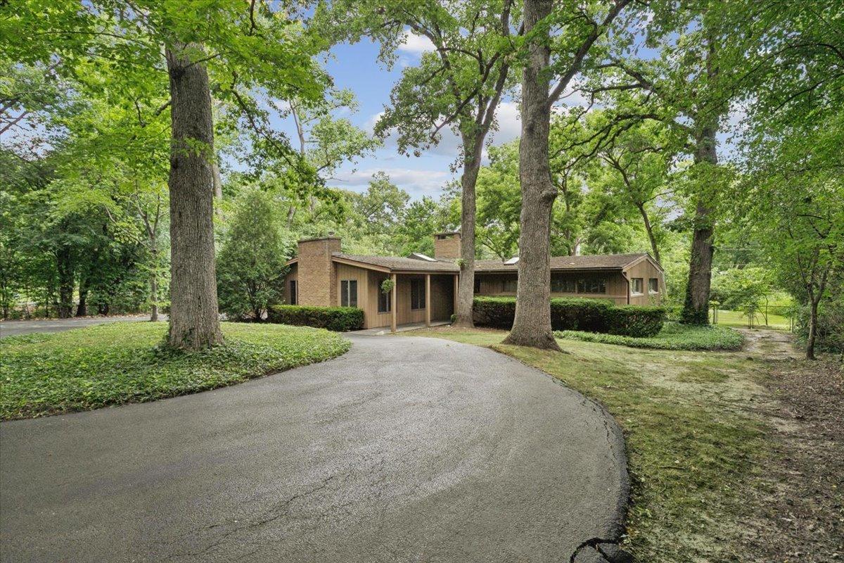 1161 Valley Rd., Lake Forest, IL 60045