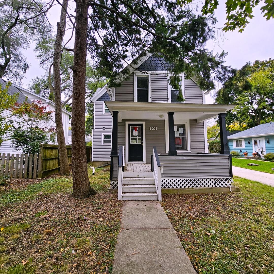 121 4th St., Libertyville, IL 60048