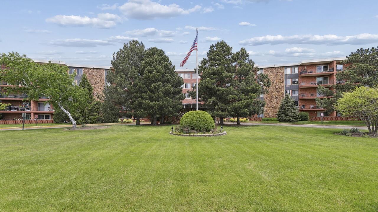 18 E Old Willow Rd. #213N, Prospect Heights, IL 60070