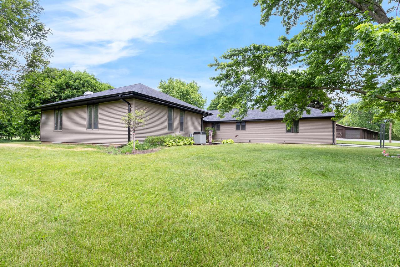 11N025 Burlington Rd., Hampshire, IL 60140