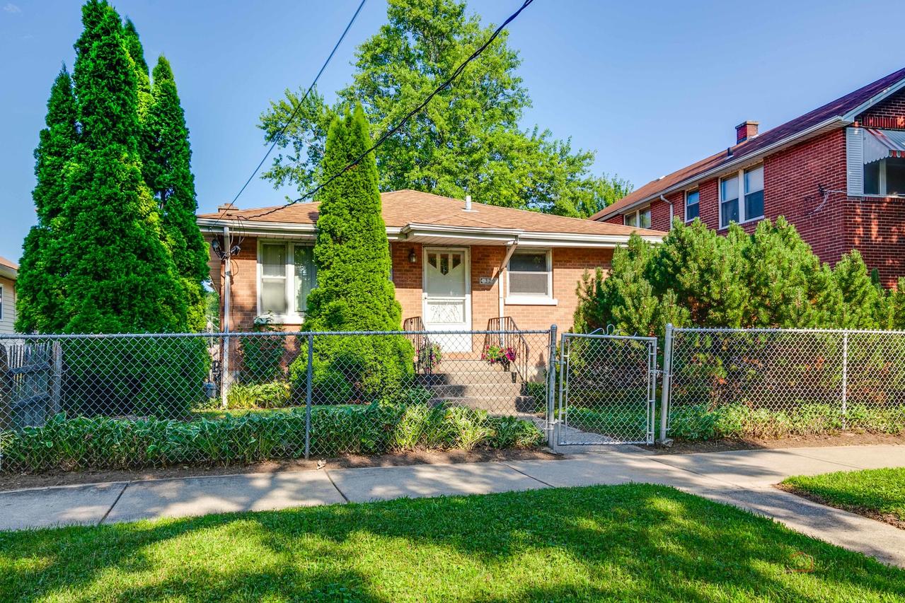 329 Powell Ave., Waukegan, IL 60085