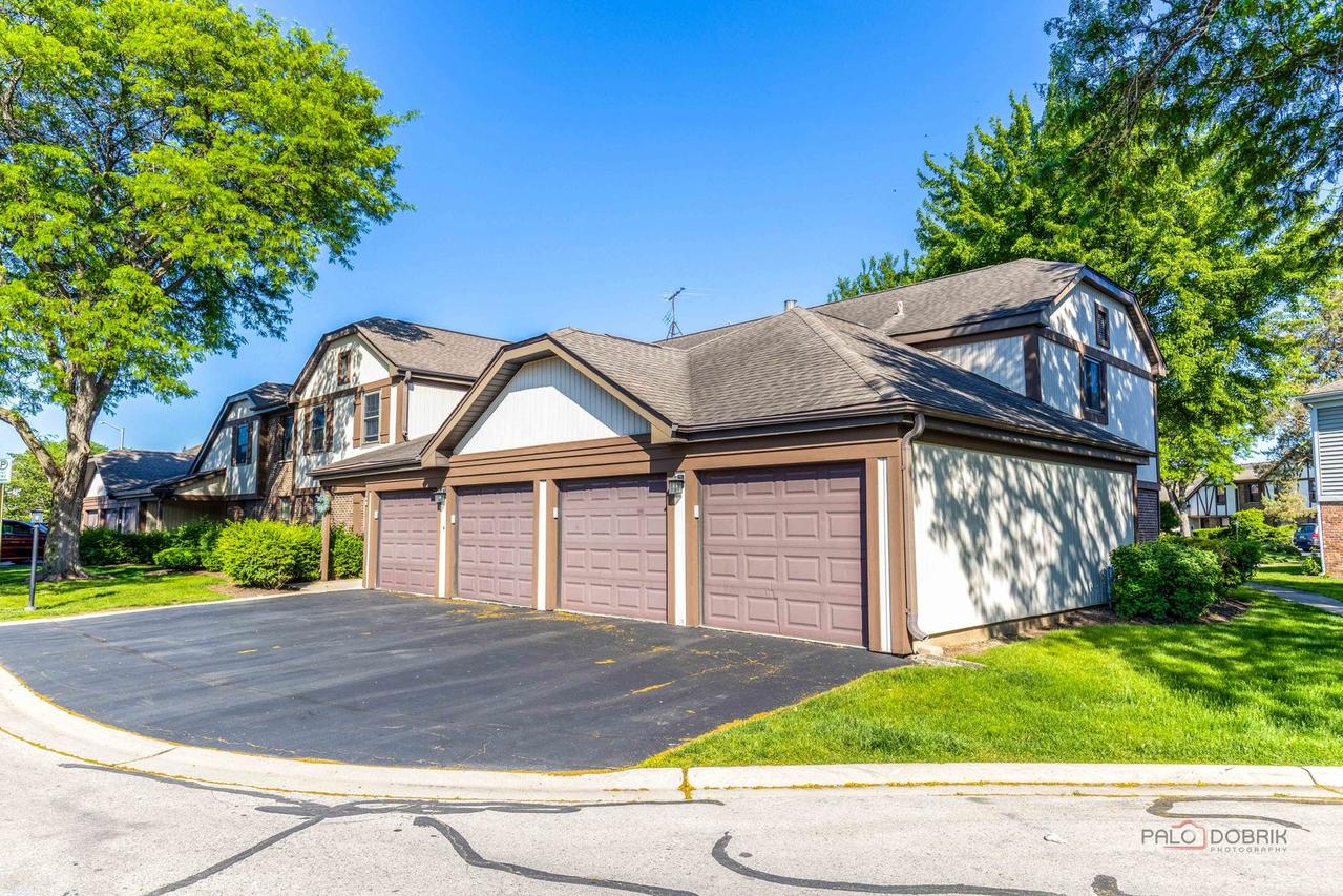 369 Southbury Ct. #D2, Schaumburg, IL 60193