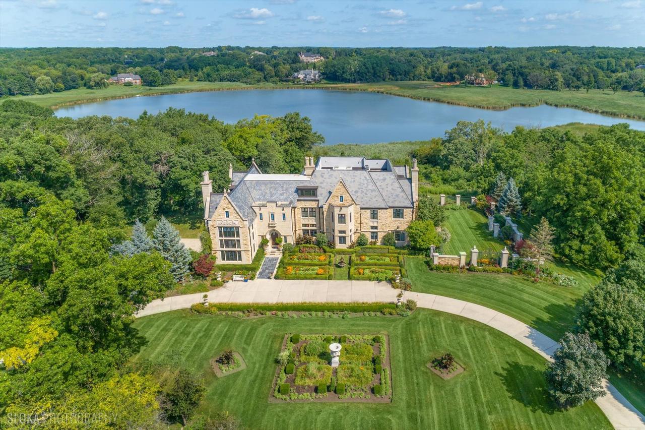 10 Goose Lake Dr., Barrington Hills, IL 60010