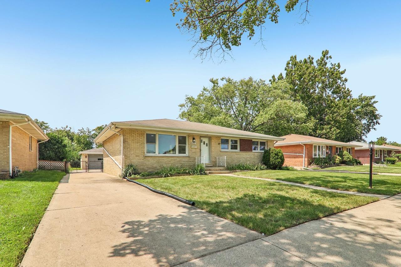 812 N Lincoln St., Addison, IL 60101