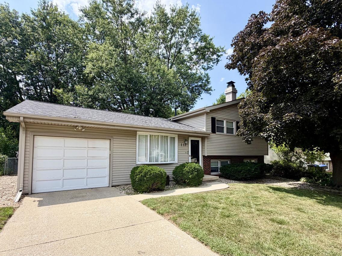 117 Greenleaf Dr., Bloomington, IL 61704
