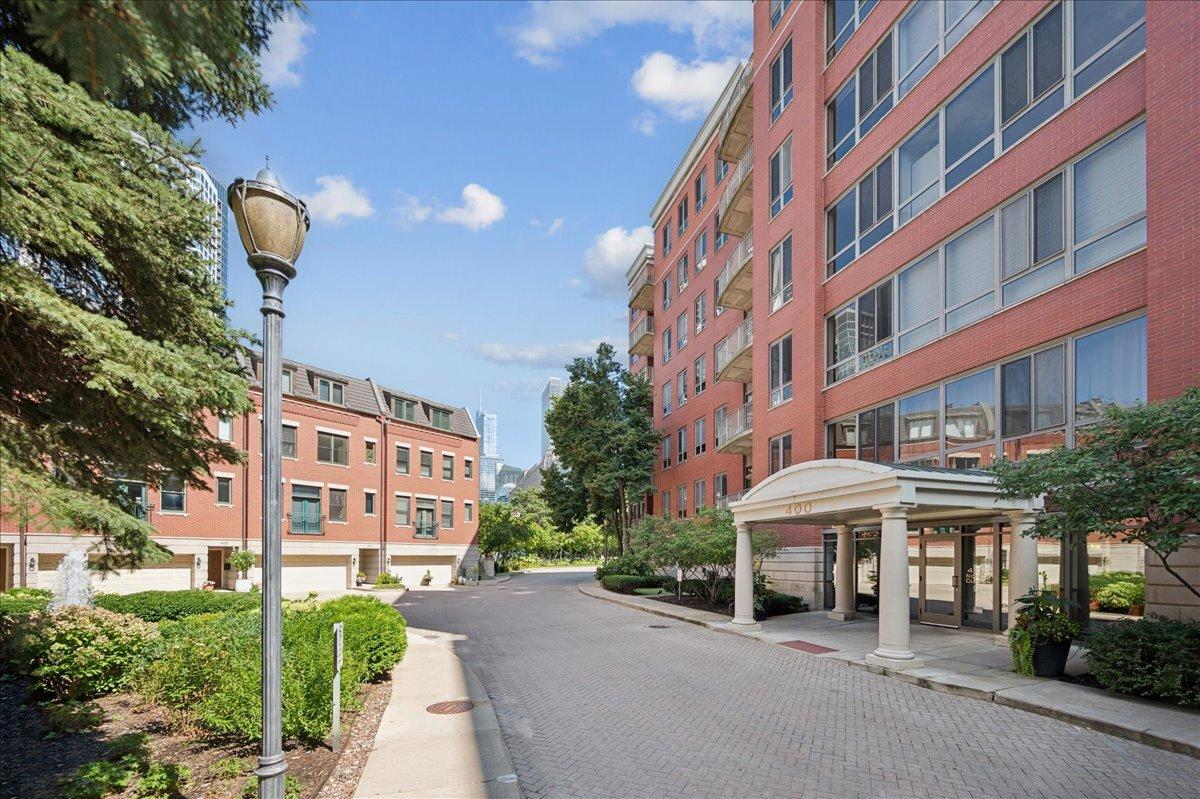 400 N Clinton St. #207, Chicago, IL 60654