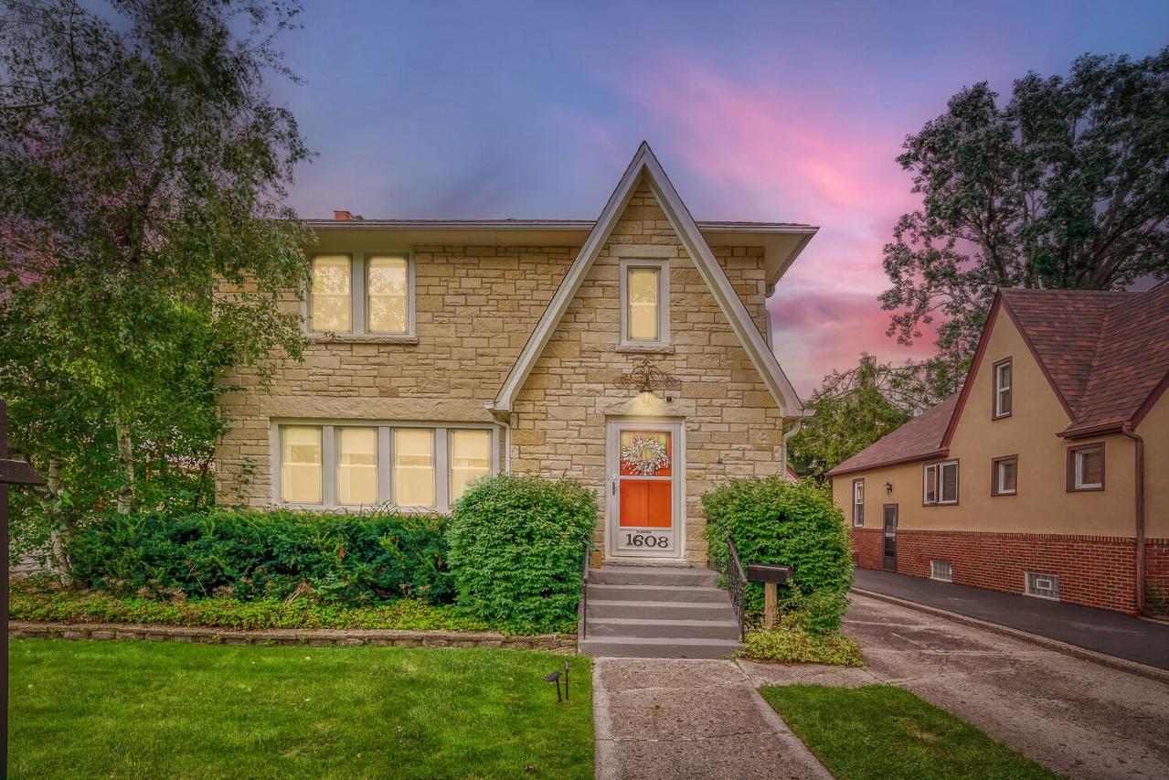 1608 Henry Pl., Waukegan, IL 60085