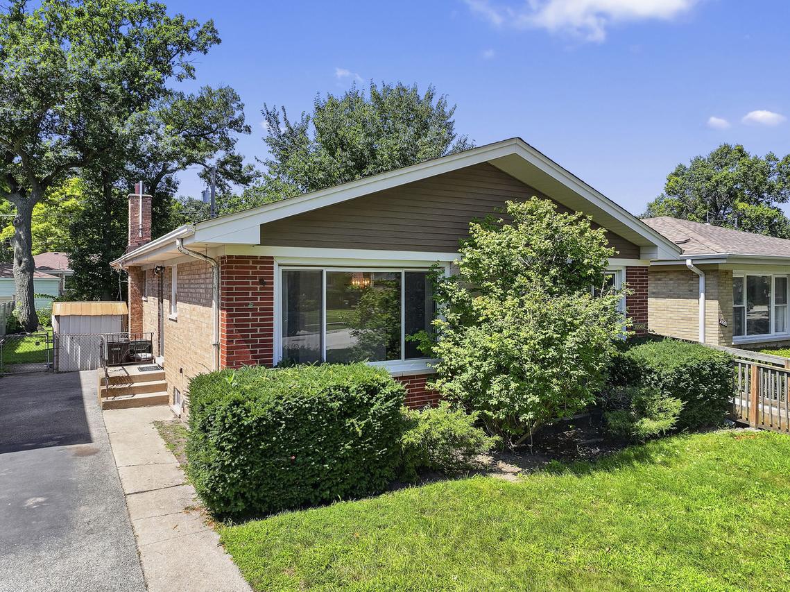 10042 Lamon Ave., Skokie, IL 60077