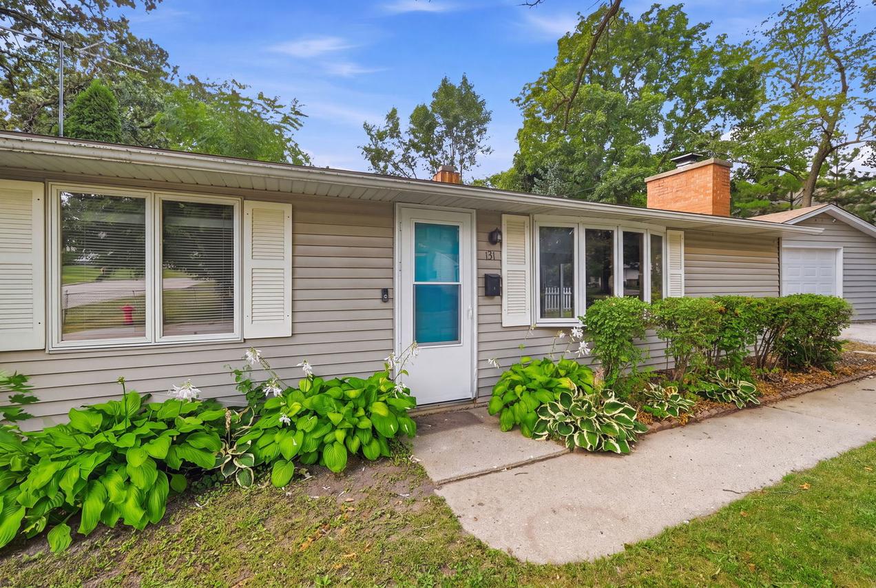 131 Oak Dr., Dekalb, IL 60115