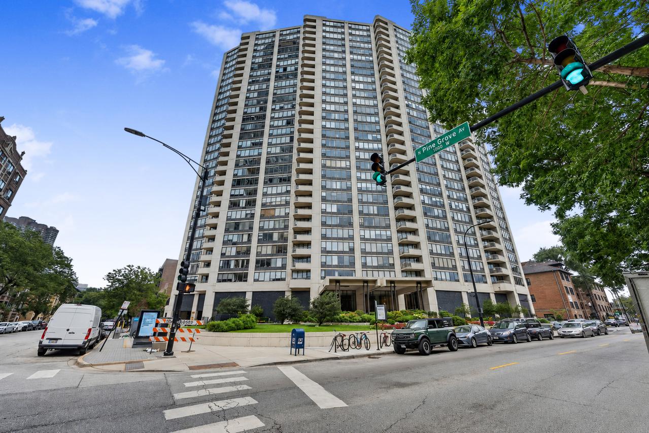 3930 N Pine Grove Ave. #1810, Chicago, IL 60613